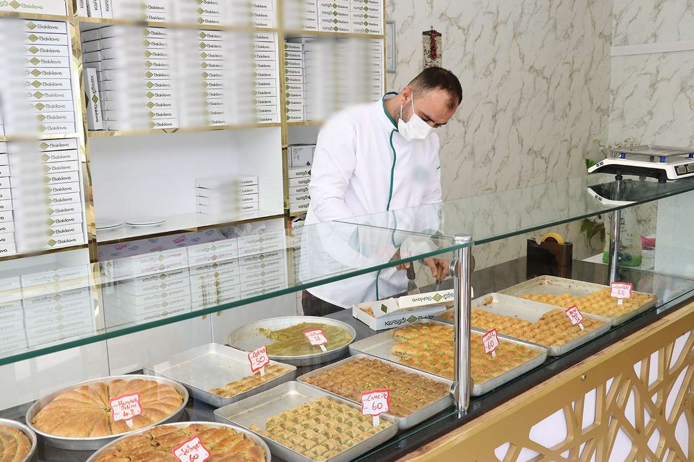 Zamlarla baş edemeyen esnaftan dikkat çeken “zam” pankartı